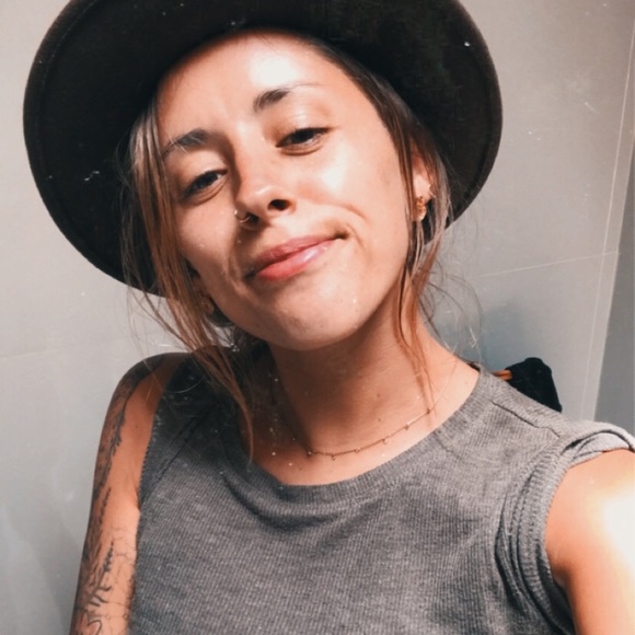 Meet your Posher, Karin Alice - Picture 2 of 5